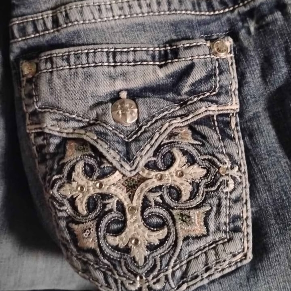 Stylish Blue Denim Jeans with Distressed Pocket - Picture 4 of 4